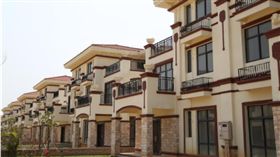 陳姓富豪砸10億蓋別墅贈鄉親，村民卻貪得無厭要求越來越多。（圖／翻攝朝聞通）