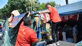 八百壯士自行拆帳棚在立法院前長期搭棚抗議的反軍改團體「八百壯士」29日午後開始自行搬運撤離帳棚內的器具，表示將以遍地開花方式表達立場。中央社記者孫仲達攝　107年3月29日