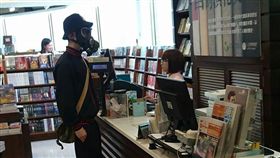 孫安佐,孫鵬,狄鶯,火焰噴射器