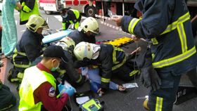 新北市,新店,寶興路,中興路二段,命危,車禍,大貨車,單車，翻攝畫面