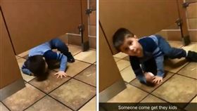 美國維吉尼亞州一名男子安德魯（Andrew）日前在廁所上大號時，突然有一名陌生男童從廁所門縫中鑽進來，呆萌地問「可以抱我上洗手台，幫我洗手」。不少網友看到男童逗趣的行徑，紛紛直呼「男童好天真，真是可愛！」（圖／翻攝自achandrew13推特）