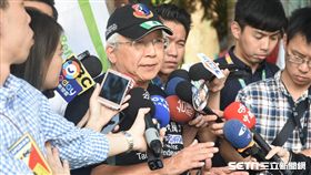 丟柯文哲鞋子，主事者郭建國出面說明。 圖／記者林敬旻攝