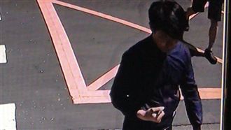 大白天走在街上遭背刺　男屁股中三刀