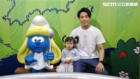 藍鈞天首度帶女兒出來與媒體相見歡，出席參觀「藍色小精靈愛在17特展」　圖／寬宏藝術提供