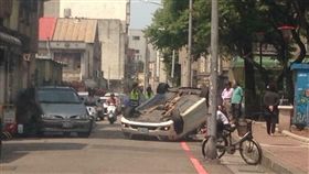 新竹,爆料公社,賓士,雷諾,網友,擦撞,翻肚(圖/翻攝畫面)