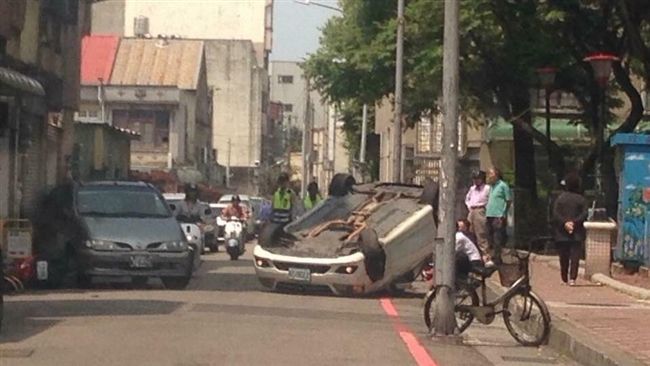 賓士擦撞轎車翻肚　網友：哪台這麼強