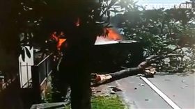 台南,車禍,鑽車,火燒車,翻覆,焦屍,超車(圖/翻攝畫面)