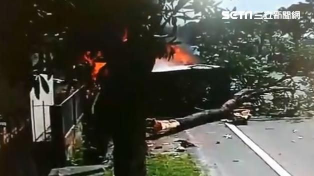 轎車撞樹翻覆起火　駕駛慘死變焦屍