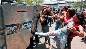 委內瑞拉科拉波波州（Carabobo）監獄暴動引發火災（圖／翻攝自推特）