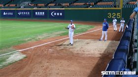 富邦悍將一壘側戶外牛棚。（圖／記者王怡翔攝）