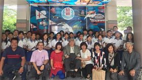 16:9
偶然經過母校　9旬翁慷慨捐千萬台南市協進國小90歲校友吳友仁（前左4）返鄉，看到母校90年校慶布招，想起兒時種種，慷慨捐出新台幣1100萬元。（協進國小提供）中央社記者張榮祥台南傳真　107年3月29日