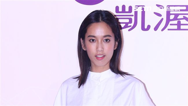海蟑螂鑽鞋底！女星冷靜導演不可思議