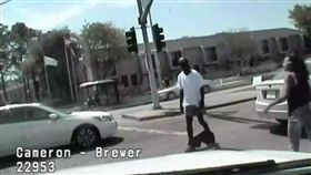 美國,德州,休士頓,非裔,黑人,執法過當,正當防衛,警察　圖／翻攝自YouTube