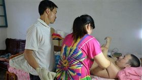 妻帶癱瘓前夫改嫁　現任夫無怨把屎把尿照顧13年／微博