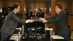 南北韓換文 4月27日召開南北韓峰會南北韓雙方29日在板門店北韓轄區「統一閣」召開高層會談，敲定4月27日在板門店南韓轄區「和平之家」召開南北韓第3次高峰會談。圖為南韓團長統一部長官趙明均（左）和北韓團長祖國和平統一委員會委員長李善權（右）換文。（共同採訪團提供）中央社記者姜遠珍首爾傳真  107年3月29日