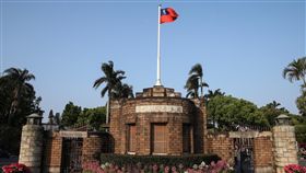 台大校務會議討論管案　5提案全數擱置台灣大學24日召開校務會議，會中討論有關校長當選人管中閔的討論案共計5案，經投票表決後全數擱置，若24日會議結束前未再提出，就不再討論。圖為台大校門口。中央社記者謝佳璋攝　107年3月24日