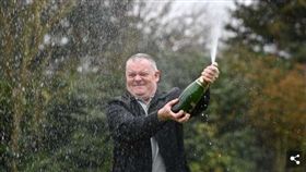 男剛跟女友分手，隔月就中4億樂透。（圖／翻攝Daily Mail）