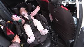 遇迎面撞險墜溝!車全毀父母傷，汽座娃無恙。