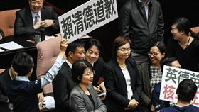 行政院長賴清德出席立法院院會總質詢，遭國民黨立委舉牌抗議「核二跳機 賴清德道歉」，要求專案報告。 圖／記者林敬旻攝