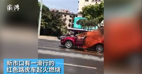 安徽蕪湖發生火燒車事件，起因為男女朋友感情糾紛。（圖／翻攝自澎湃新聞）