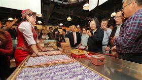 總統訪花蓮  觀光工廠試吃麻糬總統蔡英文（右4）30日訪視花蓮，第一站至阿美麻糬觀光工廠參訪，到販賣部購買伴手禮，試吃完麻糬直說好吃，鼓勵民眾到花蓮觀光消費。中央社記者裴禛攝  107年3月30日