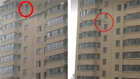 內蒙古呼和浩特市一名國二女學生從17樓墜樓身亡，有目擊民眾恰巧拍到事發瞬間，嚇得發出「呀」一聲。而女學生的墜樓具體原因，警方正在進一步調查中。（圖／翻攝自《呼和浩特晚报》）