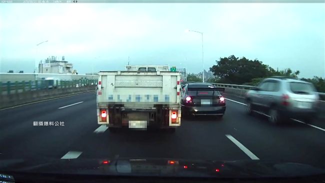 轎車硬要「插」貨車　纏鬥50秒它勝