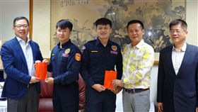 高市警友會頒獎查獲重火力特警高雄市港都警友會副理事長謝龍隱（左）及王木（右2），30日頒獎表揚與犯嫌槍戰並起獲大批重火力槍彈的高雄市警察局保大特勤員警余和謙（左2）及施建安（中）。中央社記者陳朝福攝  107年3月30日