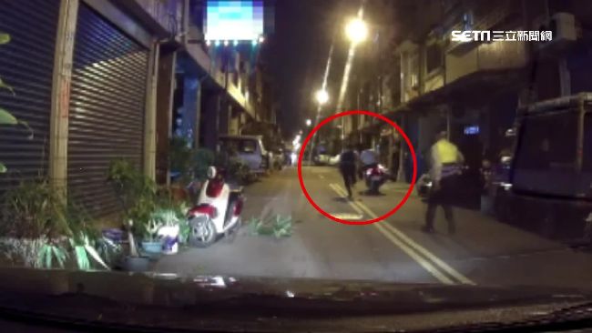 沒錢沒關係！酒醉男惱羞砸店撞員警