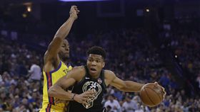 ▲伊古達拉努力防守字母哥。（圖／美聯社／達志影像）