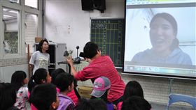 海漂相機主人與拾獲童跨國視訊日本女大生椿原世梨奈2年多前在石垣島潛水時，不慎在海中遺失防水相機，日前居然被宜蘭岳明國小學生在淨灘時撿到。雙方30日首度跨國視訊相見歡，椿原世梨奈見到相機出現在畫面上時，不禁露出訝異表情。中央社記者沈如峰宜蘭縣攝  107年3月30日