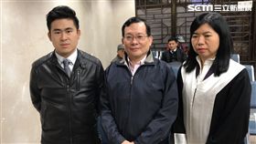 王炳忠（左）、父親王進步（中）、律師陳麗玲，共赴北院出庭。潘千詩攝影