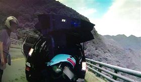 騎電動車跑山看神木　車沒電GG了（圖／翻攝畫面）