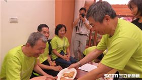 為了展現年輕失智者的能力，幫助他們重拾自信，台灣失智症協會開辦了全台第一家年輕型失智者咖啡館「Young咖啡坊」。（圖／台灣失智症協會提供）