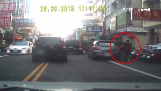 餐廳押人甩棍痛毆　偵防車路過直擊