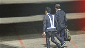 孫鵬晚間搭機赴美藝人孫鵬（右）與狄鶯的兒子孫安佐在美涉嫌威脅要對學校開槍遭逮捕，夫妻倆30日晚間搭機前往美國紐約，將陪伴孫安佐面對美國法律後續處理程序。中央社記者吳睿騏桃園機場攝　107年3月30日
