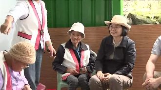 體驗花蓮深度遊　總統DIY戴香蕉帽