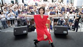 ▲▼孫燕姿去年就挺著孕肚宣傳新專輯《跳舞的梵谷》。（圖／翻攝自臉書）