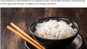 澳洲墨爾本一名61歲的老太太吃了「蒟蒻麵條」後，出現疼痛、嘔吐症狀，經檢查後才發現腸胃遭堵住，更慘的是，她的胃比平常還要大，膨脹了5至7倍。（圖／翻攝自每日郵報）