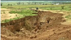 非洲肯亞西南部日前出現一條長達數英里的大裂縫，導致奈洛比-納羅克公路（Nairobi-Narok highway）崩塌，而該裂縫持續變大，並伴隨著地震活動。根據《每日郵報》報導，研究人員指出，在幾百萬年間，非洲大陸恐會分裂兩半。（圖／翻攝自The Weather Network）