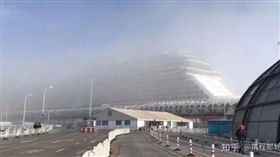 郵輪大霧無法開　中國遊客唱國歌抗議
（圖／翻攝自知乎）