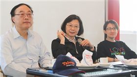 蔡總統訪花蓮  早餐會媒體花蓮震災影響觀光，總統蔡英文（中）30、31日帶媒體團赴花蓮訪視，31日與觀光局長周永暉（左）、民進黨籍立委蕭美琴（右）在吉蒸牧場與媒體早餐會。中央社記者裴禛攝  107年3月31日