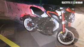 台南重機疑自撞倒地　遭後車輾身斷兩截／翻攝