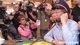 柯文哲出席新北投車站歸鄉週年記者會/展示紀念限量悠遊卡 北市府提供