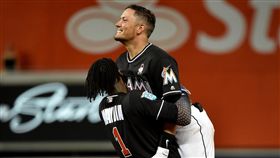 Miguel Rojas（右）敲出再見安打。（圖／路透社／達志影像）