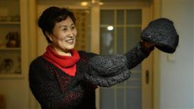 她花了15年時間收集了多達20萬根頭髮。(圖/ 翻攝自微博)