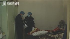 兒一回家…見媽死床上 爸倒頭大睡(圖/翻攝自《看看新聞》)