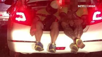 後車廂當座位　2男睡覺滑手機逛大街