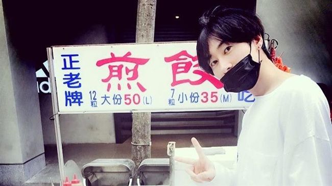 口罩男路邊滑手機…竟是韓天團成員！