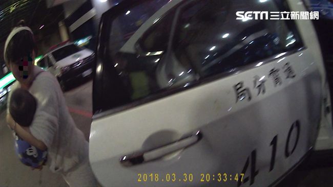 男嬰自送醫突休克！母攔警車喊救命！